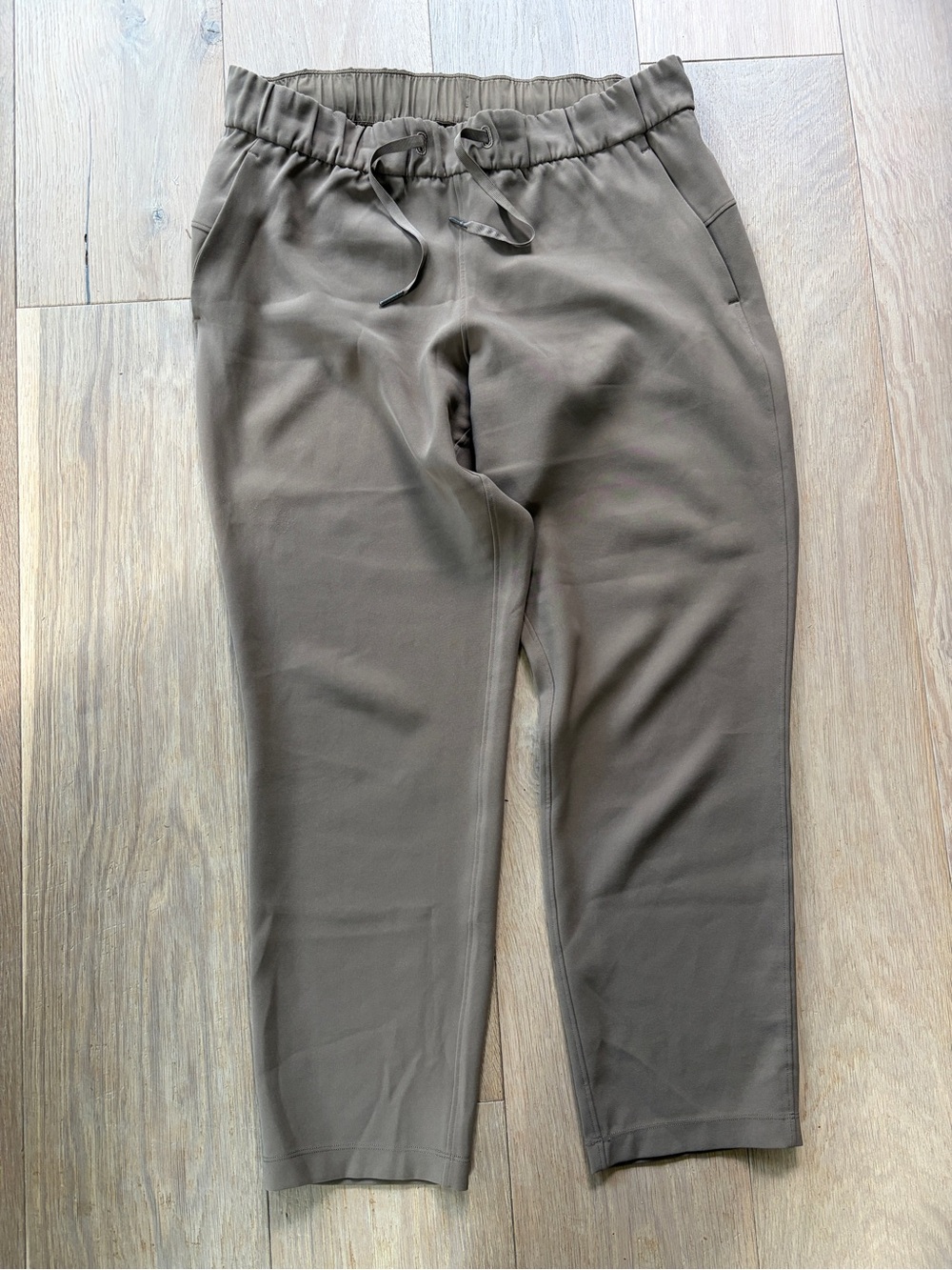 Lululemon on the fly crop woven athlesiure pants casual relaxes comfort - sz 10